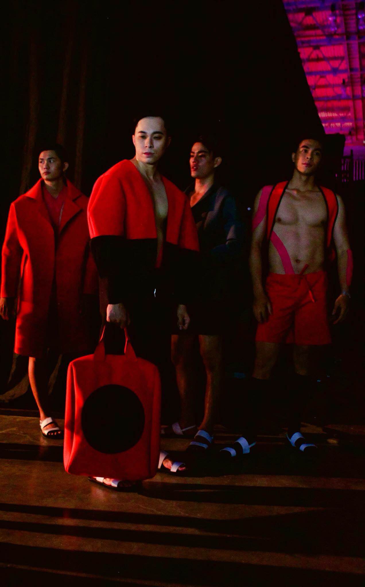 Max Lee phanh ngực sải bước trong Đêm Hội Chân dài 9